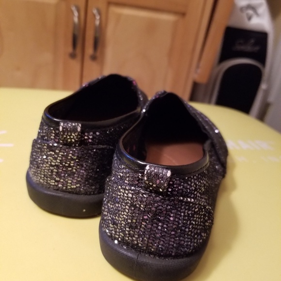 Sold!!!  Like new girls black sparkle flats size 2 - Picture 3 of 6